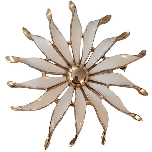 Trifari Crown Over T Gold Tone White Enamel Flower Petal Brooch Pin, Signed E460 - Picture 9 of 9